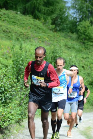 Téléchargez les photos : THYON, SUISSE - 31 JUILLET : Elite runner, Mekonen Tefera d'Ethiopie dans la course Thyon-Dixence Trail : 31 juillet 2021 à Thyon, Suisse - en image libre de droit