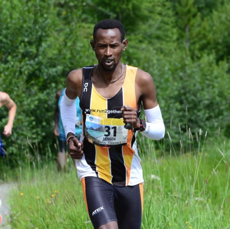 Téléchargez les photos : THYON, SUISSE - 31 JUILLET : Elite runner, Lengen Lolkurraru vainqueur de la Thyon-Dixence Trail Race : 31 juillet 2021 à Thyon, Suisse - en image libre de droit