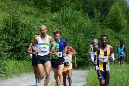 Téléchargez les photos : THYON, SUISSE - 31 JUILLET : Lengen Lolkurraru (31) leader Joe Gray (78) dans la course Thyon-Dixence Trail : 31 juillet 2021 à Thyon, Suisse - en image libre de droit