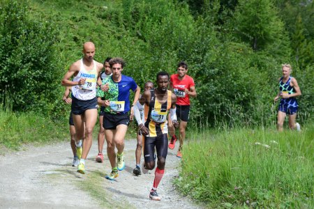 Téléchargez les photos : THYON, SUISSE - 31 JUILLET : Le coureur d'élite Lengen Lolkurraru, du Kenya, en tête de la course Thyon-Dixence Trail : 31 juillet 2021 à Thyon, Suisse - en image libre de droit
