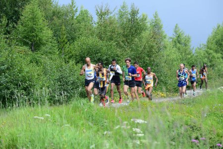 Téléchargez les photos : THYON, SUISSE - 31 JUILLET : Les coureurs en tête de la course Thyon-Dixence Trail Race : 31 juillet 2021 à Thyon, Suisse - en image libre de droit