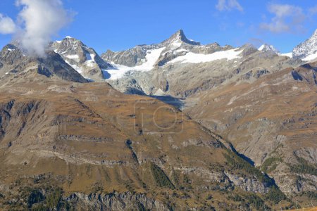 Foto de El Zinalrothorn en los Alpes suizos del sur por encima de Zermatt en el otoño. - Imagen libre de derechos