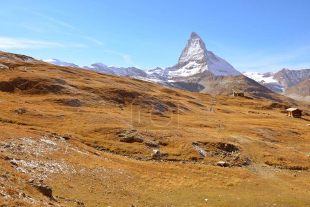 Téléchargez les photos : Le Cervin, l'une des montagnes les plus célèbres au monde à l'automne. Dans les Alpes suisses au-dessus de Zermatt. Avec une chapelle de montagne au premier plan - en image libre de droit