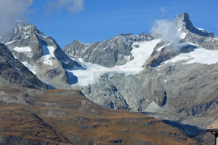 Foto de El Untergabelhorn (l) y el Zinalrothorn (r) en los Alpes suizos del sur por encima de Zermatt en el otoño. - Imagen libre de derechos