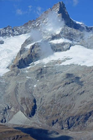 Téléchargez les photos : Le Zinalrothorn avec des chuchotements de nuages dans les Alpes suisses du sud au-dessus de Zermatt à l'automne. - en image libre de droit