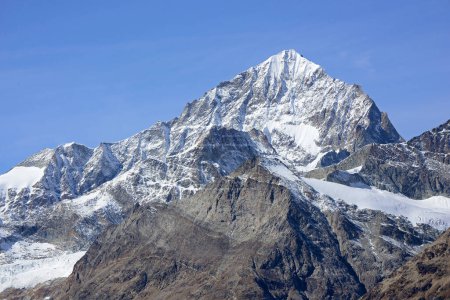 Foto de La Dent Blanche en los Alpes suizos del sur por encima de Zermatt en el otoño. - Imagen libre de derechos
