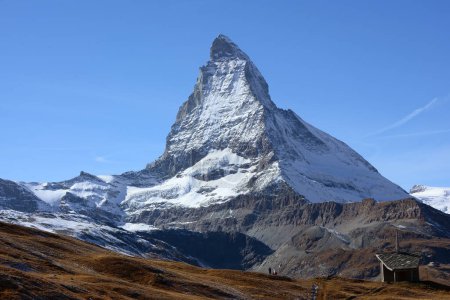 Téléchargez les photos : Le Cervin, l'une des montagnes les plus célèbres au monde. Dans les Alpes suisses au-dessus de Zermatt. Avec une chapelle de montagne au premier plan - en image libre de droit