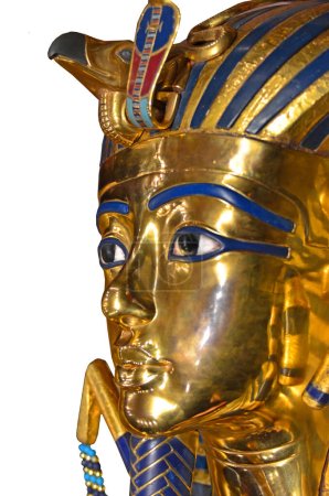 Téléchargez les photos : Gros plan du masque mortuaire du pharaon égyptien Toutankhamon. Exécuté en or et lapis lasula. Isolé sur un fond noir. - en image libre de droit