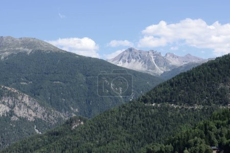 Foto de El Valle de Anniviers en el sur de Suiza, con en la distancia el Hotel Weisshorn y la montaña Touno detrás - Imagen libre de derechos