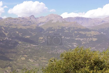 Foto de La famosa estación de montaña suiza de Crans-Montana en el cantón suizo del Valais - Imagen libre de derechos