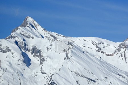 Foto de Montaña cubierta de nieve en los Alpes suizos meridionales, llamada Haut du Cry sobre Sion en el cantón del Valais - Imagen libre de derechos
