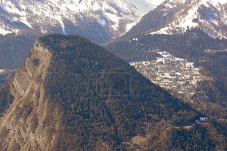 Foto de La montaña llamada La Routia en los Alpes suizos del sur por encima de Sion en el cantón del Valais. Tomado en el invierno - Imagen libre de derechos