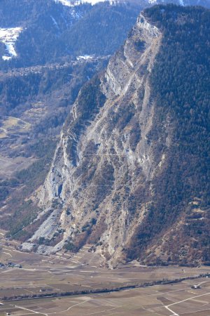 Foto de La montaña llamada La Routia en los Alpes suizos del sur por encima de Sion en el cantón del Valais. Por encima de los viñedos de Ardon y Chamoson - Imagen libre de derechos