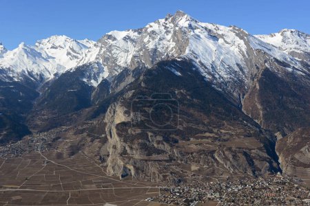 Téléchargez les photos : Le Haut du Cry dans les Alpes Suisses du Sud au-dessus de Chamoson avec ses vignobles et Conthey. Pris en hiver - en image libre de droit