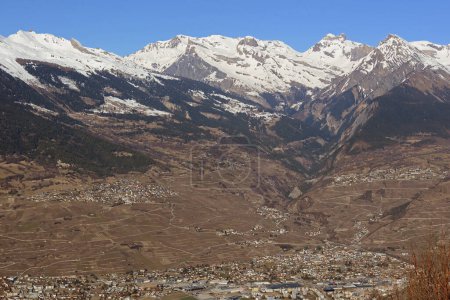 Téléchargez les photos : Le village Conthey au pied des Alpes suisses dans la vallée du Rhône, près de Sion, dans le canton du Valais - en image libre de droit