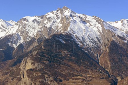 Foto de La montaña llamada Haut du Cry sobre la ciudad de Sion en el sur de los Alpes suizos en el cantón del Valais. Tomado en el invierno - Imagen libre de derechos