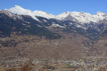 Foto de Los Alpes suizos del sur por encima de la ciudad de Conthey en el cantón de Valais. Tomado en el invierno - Imagen libre de derechos