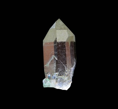 Téléchargez les photos : Un cristal de quartz clair, isolé sur un fond noir - en image libre de droit