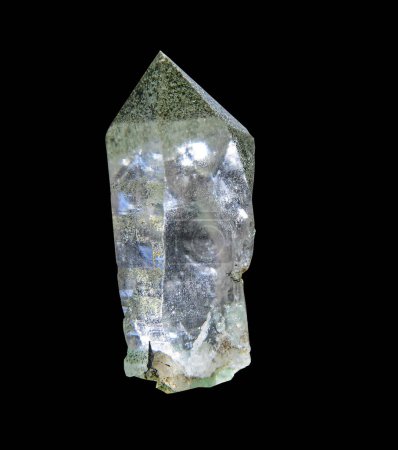 Téléchargez les photos : Un cristal de quartz clair, isolé sur un fond noir - en image libre de droit