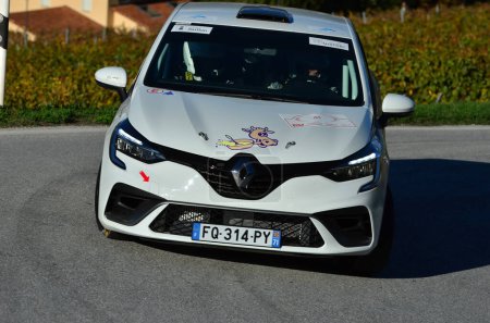 Téléchargez les photos : CHALAIS, SUISSE - 15 OCTOBRE : Santschi et Chaignat dans leur Renault Clio au volant du Rallye International du Valais : 15 octobre 2022 à Chalais, Suisse - en image libre de droit