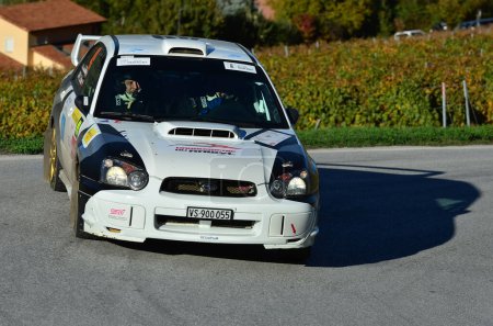 Téléchargez les photos : CHALAIS, SUISSE - 15 OCTOBRE : Rey et Zuber dans leur Subaru Impreza au volant du Rallye International du Valais : 15 octobre 2022 à Chalais, Suisse - en image libre de droit