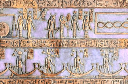Foto de Delicadas miniaturas pintadas en bajorrelieve de la serie zodiacal que muestra Géminis y Libra en Dendera, en Egipto - Imagen libre de derechos