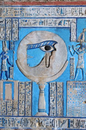 Foto de Hermoso relieve pintado del sagrado Ojo de Horus en la creciente luna en el antiguo templo egipcio de la diosa Hathor en Dendera, en Egipto - Imagen libre de derechos