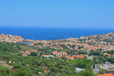 Téléchargez les photos : La ville du sud de la France et le port de Banyuls-sur-Mer en Côte Vermeille, près de la frontière espagnole, une région célèbre pour ses vins forts et doux - en image libre de droit