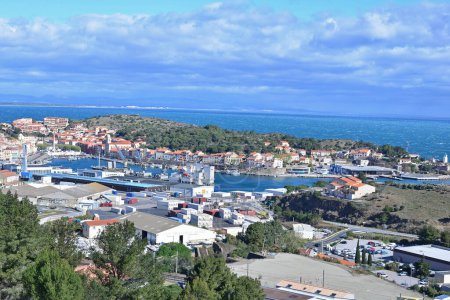 Téléchargez les photos : Le port français de Port Vendres sur la côte méditerranéenne près de l'Espagne. - en image libre de droit