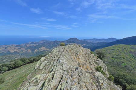 Téléchargez les photos : Paysage des montagnes Alberes et de la côte Vermeille du sud de la France et du nord de l'Espagne - en image libre de droit