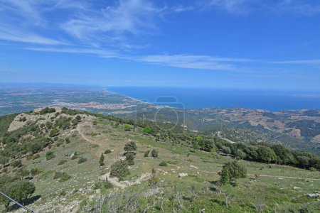 Téléchargez les photos : Le paysage du Languedoc dans le sud de la France sur la côte méditerranéenne avec les ports d'Argeles et de St Cyprien - en image libre de droit