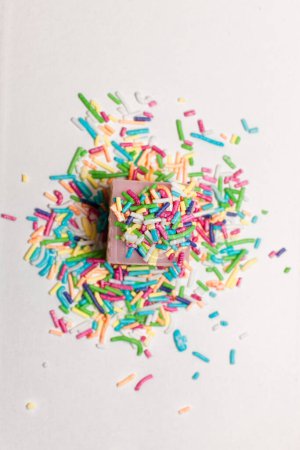 Foto de Pequeño pastel espolvoreado con perlas de azúcar - Imagen libre de derechos