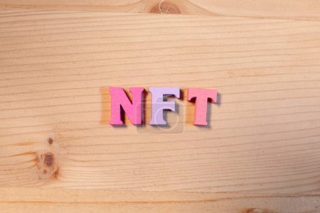 Foto de Nft letras sobre fondo de madera claro - Imagen libre de derechos