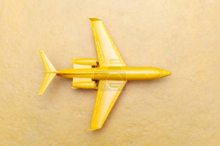 Téléchargez les photos : Avion jouet jaune clair sur fond jaune - en image libre de droit