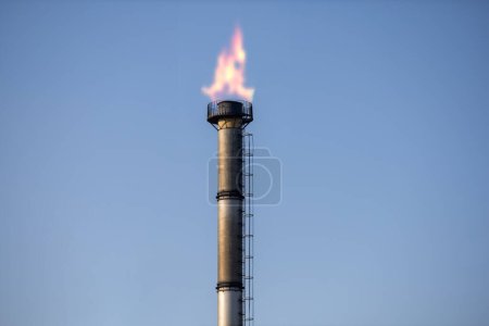 Schornstein zur Gasförderung brennt hoch oben