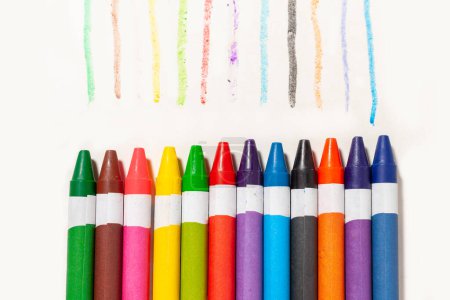 Foto de Muchos lápices de colores aislados en blanco - Imagen libre de derechos