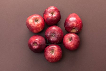 Téléchargez les photos : Pommes rouges isolées sur fond brun - en image libre de droit
