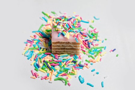 pequeño pastel espolvoreado con perlas de azúcar decorativas