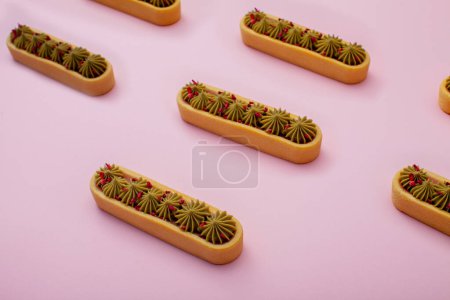 Téléchargez les photos : Longues tartes à la pistache sur fond rose - en image libre de droit