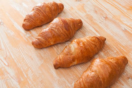Foto de Croissants en superficie de madera clara - Imagen libre de derechos