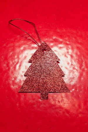 Téléchargez les photos : Ornement d'arbre de Noël rouge sur fond rouge - en image libre de droit