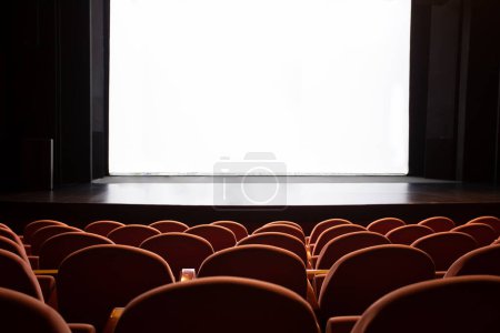 Foto de Asientos de teatro con área blanca aislada - Imagen libre de derechos