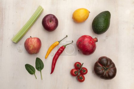 Foto de Varias frutas y verduras sobre fondo de madera blanca - Imagen libre de derechos