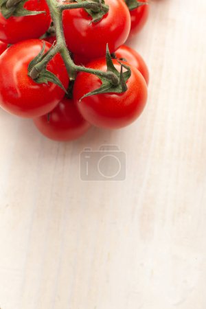 Foto de Manojo de tomates cherry aislado sobre fondo blanco - Imagen libre de derechos