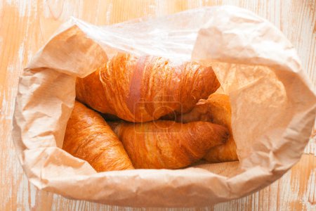 Téléchargez les photos : Croissants emballés dans un sac en papier brun - en image libre de droit