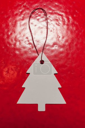 Téléchargez les photos : Décoration d'arbre de Noël sur fond rouge - en image libre de droit