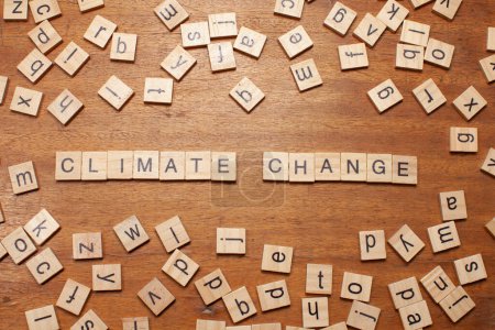 Foto de Baldosas carta cambio climático dispuestos sobre fondo tablero de madera - Imagen libre de derechos