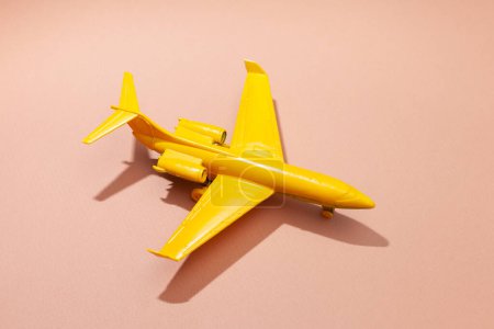 Téléchargez les photos : Avion jouet jaune sur fond rose - en image libre de droit