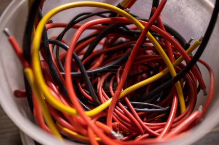Foto de Muchos tipos de alambres empaquetados juntos en contenedor - Imagen libre de derechos