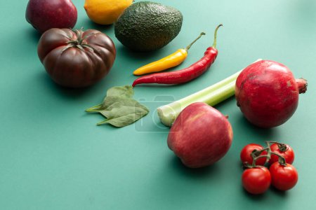 varias frutas y verduras sobre fondo verde